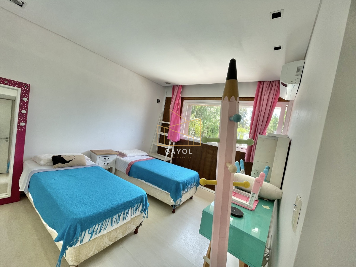 Casa ID.853 - VENTA DE CASA DE 5 DORMITORIOS EN BARRIO PRIVADO LA ARBOLADA PUNTA DEL ESTE