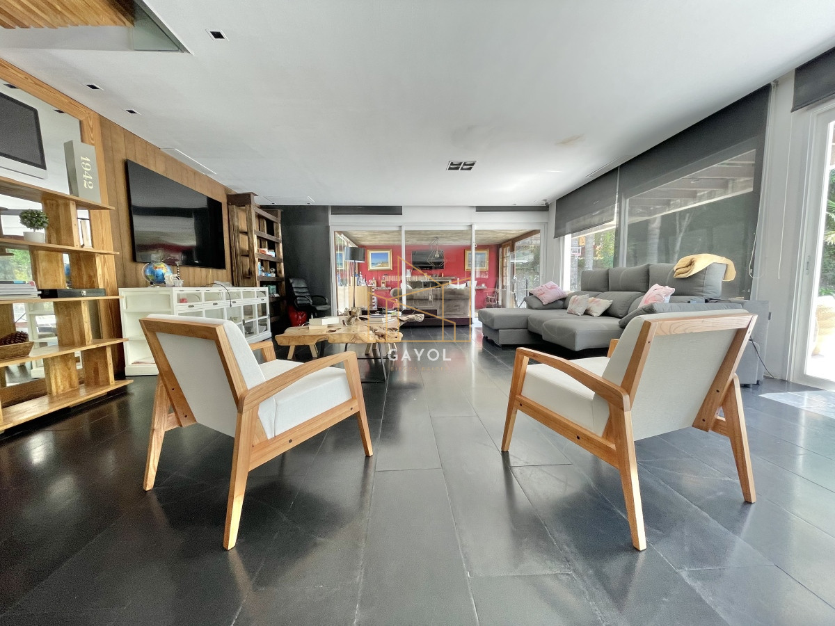 Casa ID.853 - VENTA DE CASA DE 5 DORMITORIOS EN BARRIO PRIVADO LA ARBOLADA PUNTA DEL ESTE