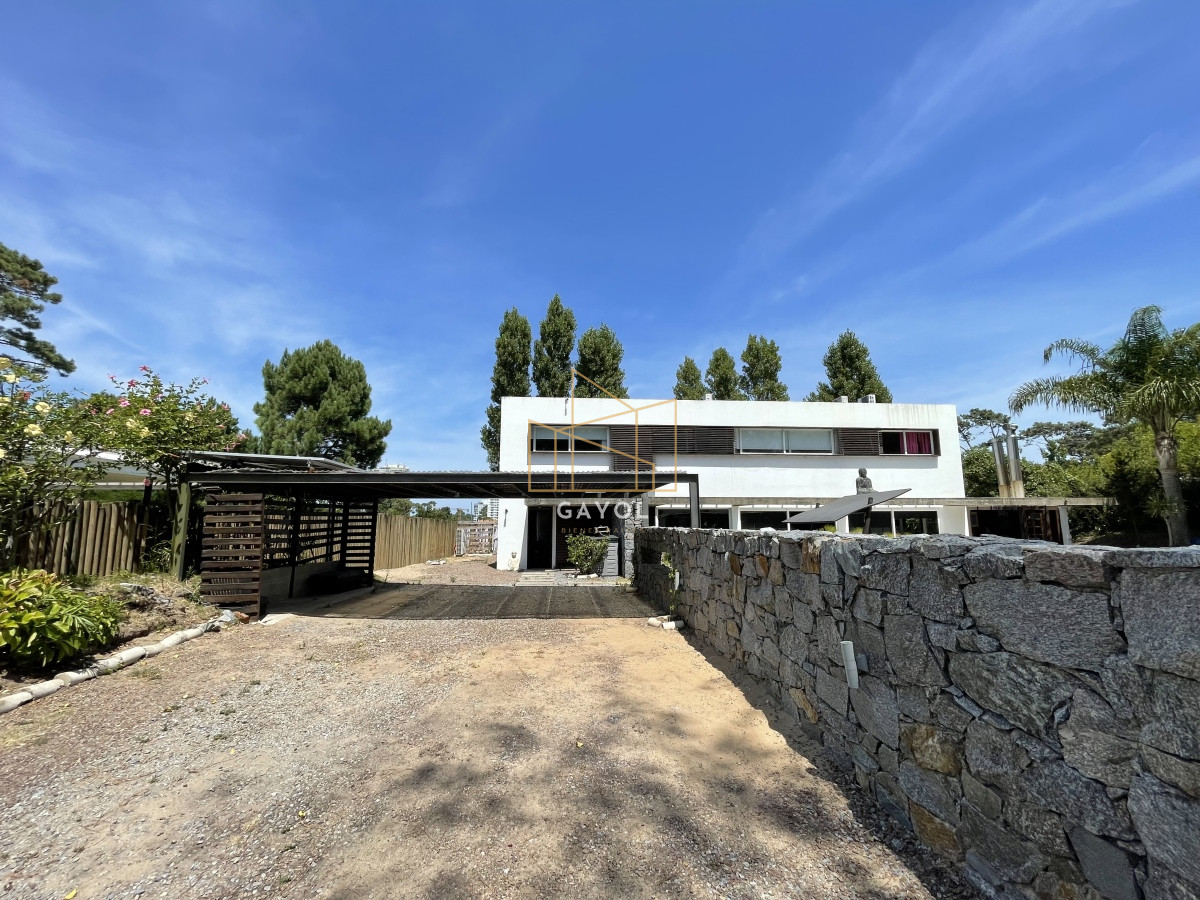 Casa ID.853 - VENTA DE CASA DE 5 DORMITORIOS EN BARRIO PRIVADO LA ARBOLADA PUNTA DEL ESTE