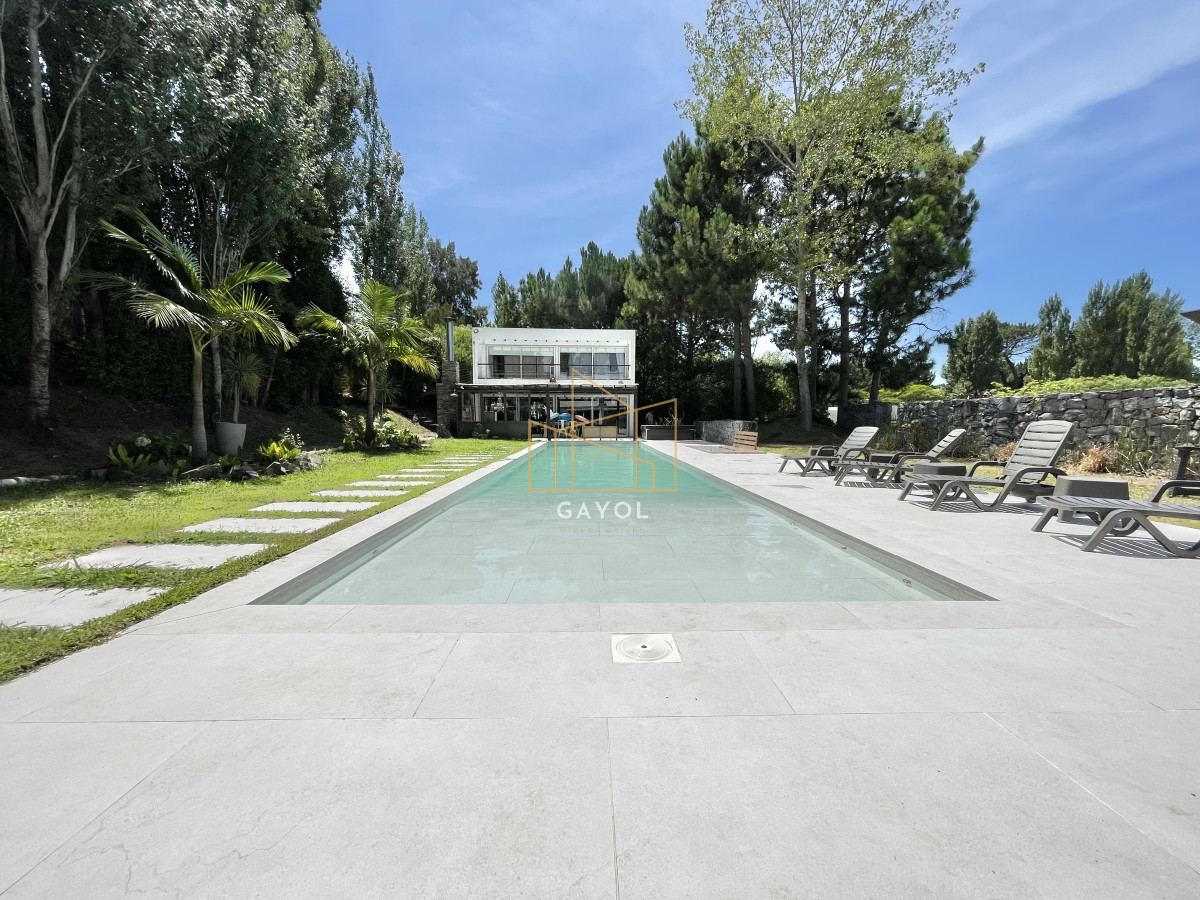 Casa ID.853 - VENTA DE CASA DE 5 DORMITORIOS EN BARRIO PRIVADO LA ARBOLADA PUNTA DEL ESTE