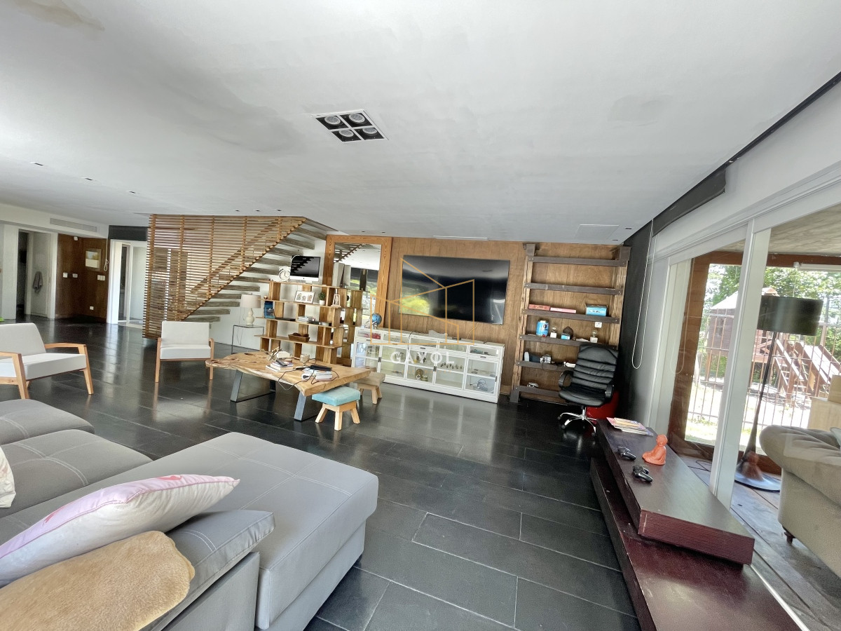 Casa ID.853 - VENTA DE CASA DE 5 DORMITORIOS EN BARRIO PRIVADO LA ARBOLADA PUNTA DEL ESTE