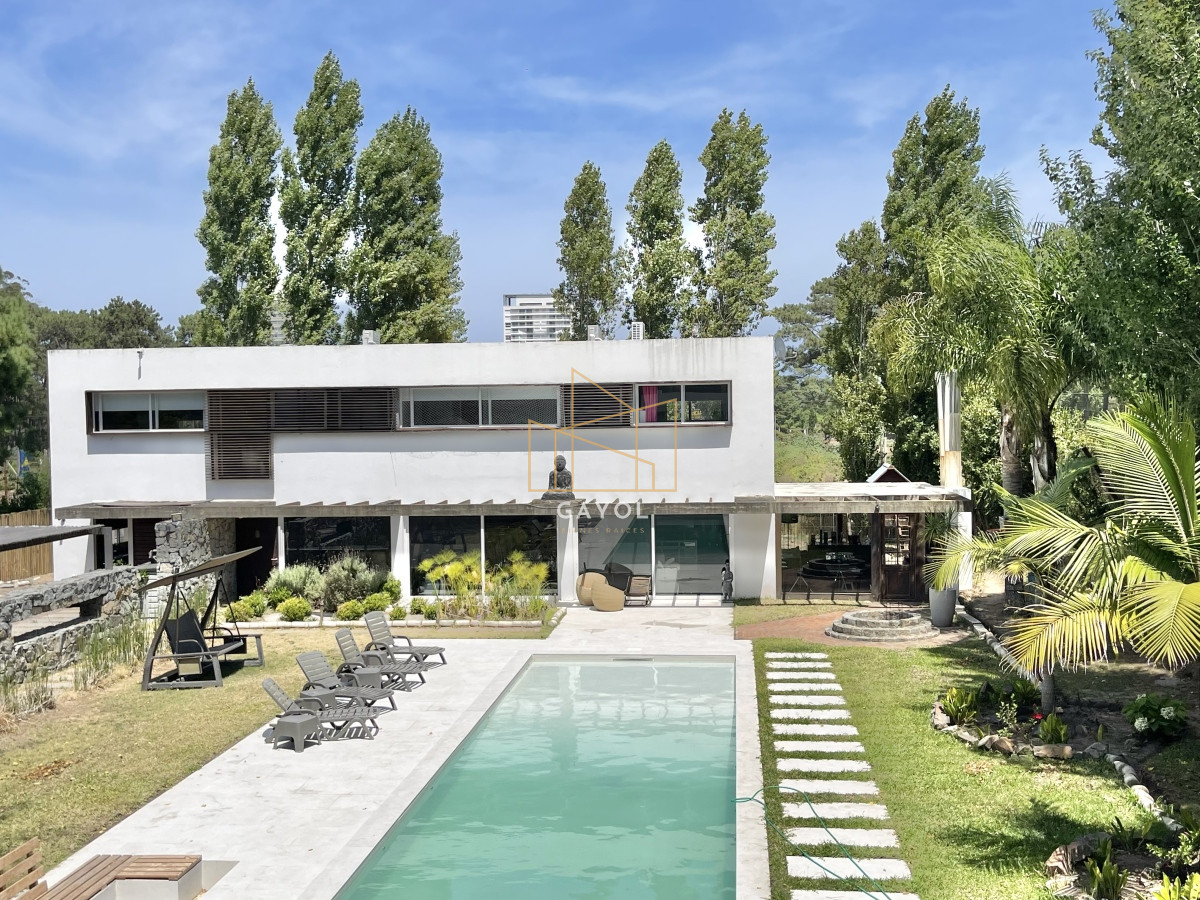 Casa ID.853 - VENTA DE CASA DE 5 DORMITORIOS EN BARRIO PRIVADO LA ARBOLADA PUNTA DEL ESTE