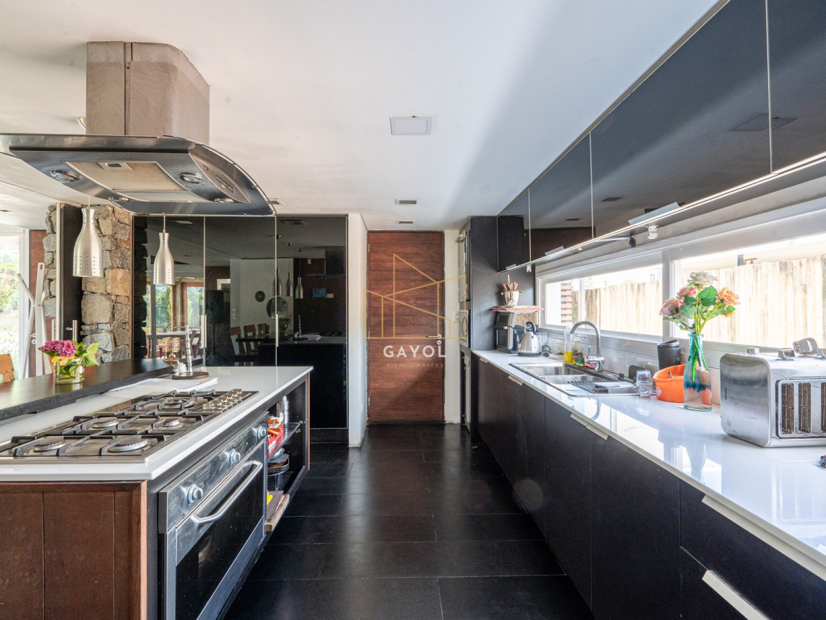 Casa ID.853 - VENTA DE CASA DE 5 DORMITORIOS EN BARRIO PRIVADO LA ARBOLADA PUNTA DEL ESTE