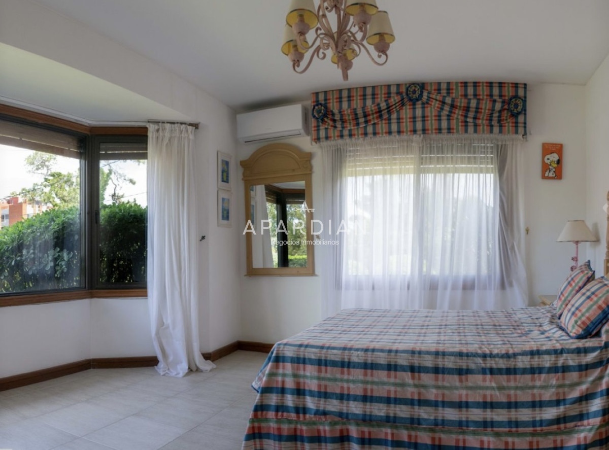 Casa ID.21096855 - CASA EN VENTA Y ALQUILER TEMPORAL DE 5 DORMITORIOS EN SUITE Y DEPENDENCIA DE SERVICIO
