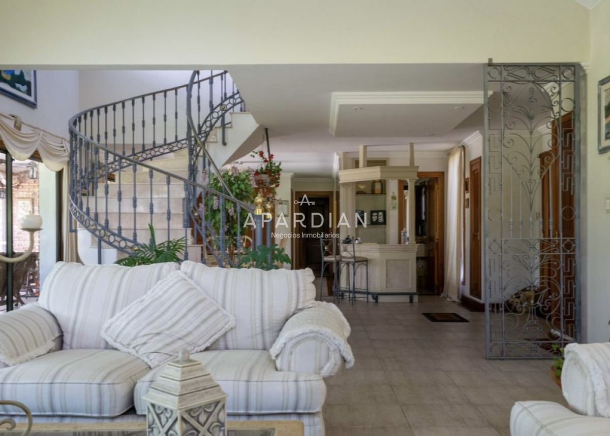 Casa ID.21096855 - CASA EN VENTA Y ALQUILER TEMPORAL DE 5 DORMITORIOS EN SUITE Y DEPENDENCIA DE SERVICIO