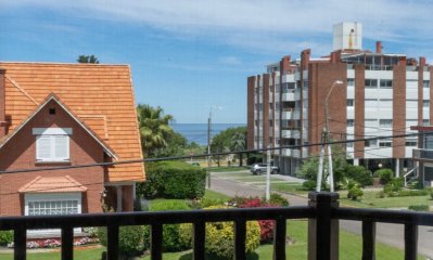 CASA EN VENTA Y ALQUILER TEMPORAL DE 5 DORMITORIOS EN SUITE Y DEPENDENCIA DE SERVICIO