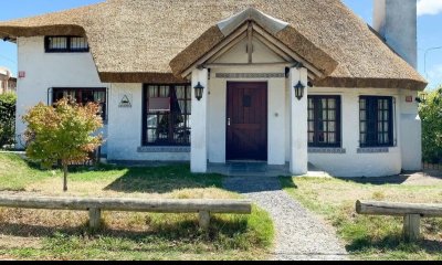 VENTA DE CASA DE 4 DORMITORIOS CON DEPENDENCIA Y PISCINA EN PINARES PUNTA DEL ESTE