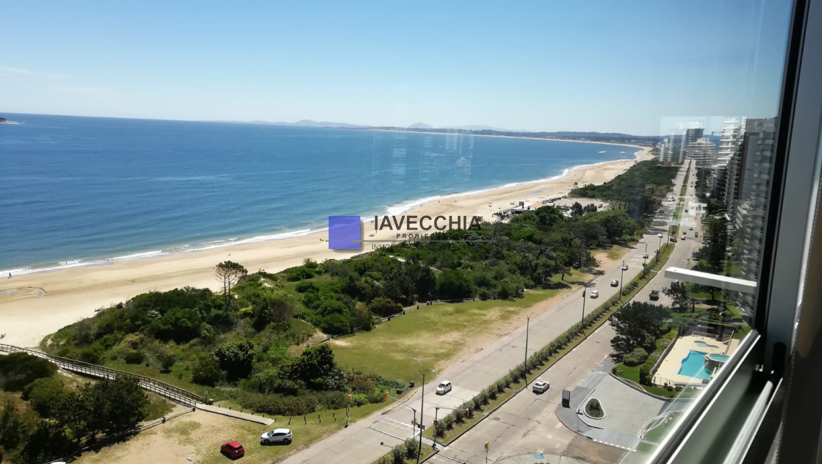 Apartamento de 2 dormitorios en playa mansa frente al mar - IAV50534A