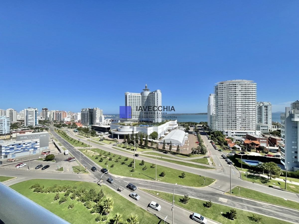 VENTA DE APARTAMENTO DE 3 SUITES CON PARRILLERO PROPIO EN MANSA PUNTA DEL ESTE - IAV49888A