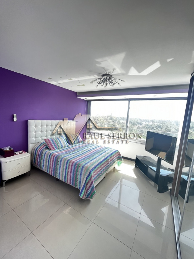 Apartamento ID.136 - En venta unidad de 3 dormitorios en suite más dependencia de servicio playa brava 