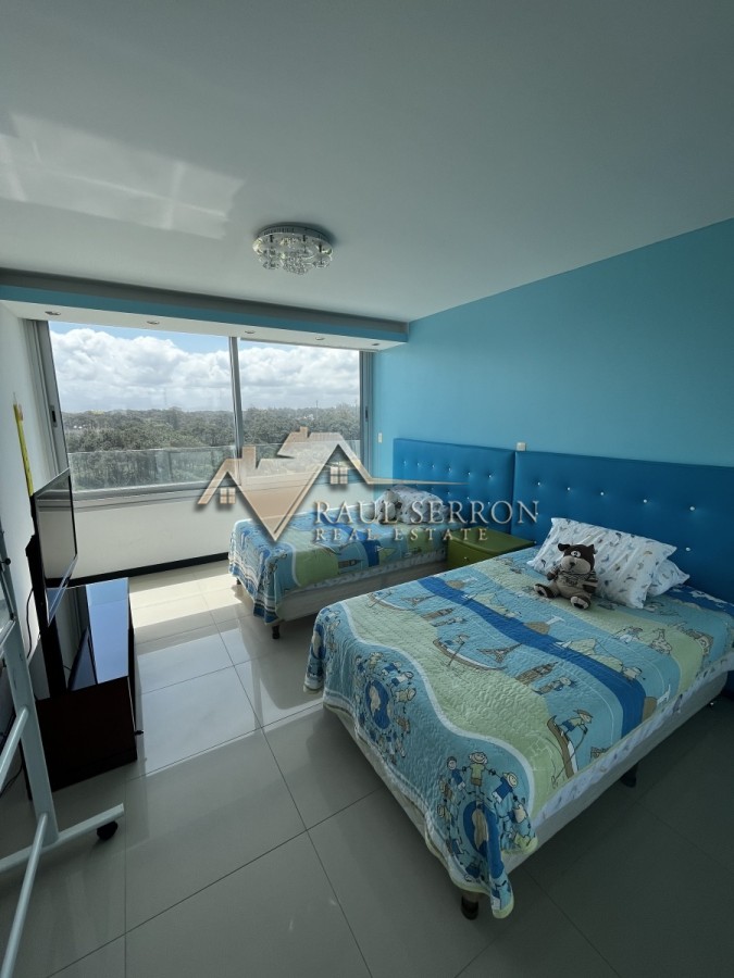 Apartamento ID.136 - En venta unidad de 3 dormitorios en suite más dependencia de servicio playa brava 