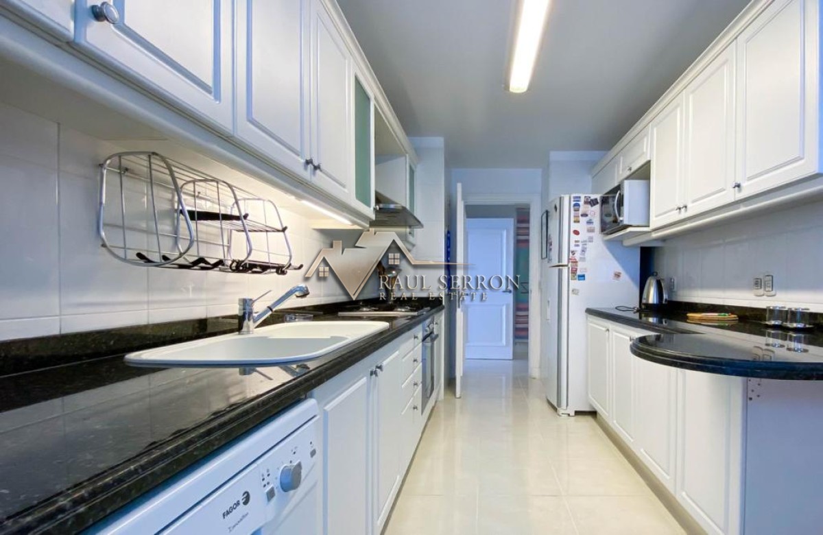 Apartamento ID.27 - En venta y alquiler temporal apartamento de 3 dormitorios más dependencia de servicio, Playa Mansa 