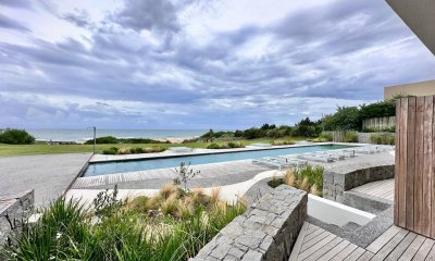 VENTA DE APARTAMENTO DE 2 DORMITORIOS EN PRIMERA LINEA MANANTIALES PUNTA DEL ESTE