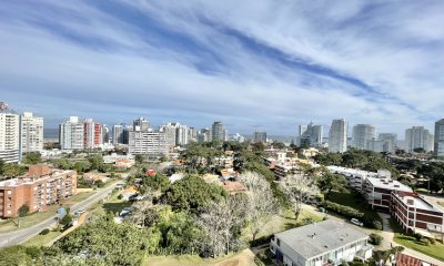 PISO ALTO EN VENTA EN AIDY GRILL PUNTA DEL ESTE APARTAMENTO DE 2 DORMITORIO CON VISTA AL MAR