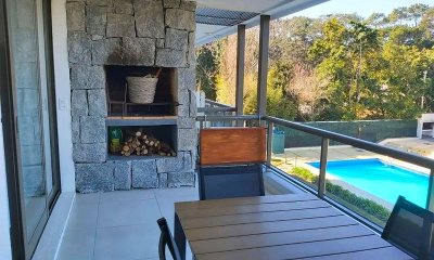 VENTA DE APARTAMENTO DE 1 DORMIOTRIO Y MEDIO CON PARRILLERO PROPIO