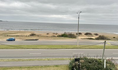 FRENTE AL MAR APARTAMENTO EN VENTA DE 2 DORMITORIOS EN MANSA CON PARRILLERO PROPIO