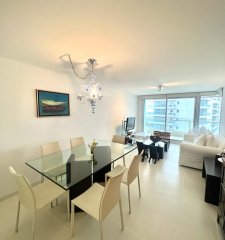 VENTA DE APARTAMENTO DE 2 SUITES EN EDIFICIO SEASONS TOWER PUNTA DEL ESTE