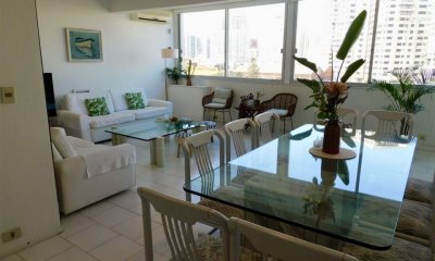 VENTA DE APARTAMENTO 3 DORMITORIOS EN EDIFICIO VANGUARDIA PUNTA DEL ESTE