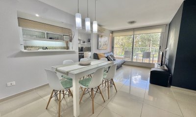 VENTA APARTAMENTO DE 2 DORMITORIOS CON PARRILLERO PROPIO EN ROOSEVELT