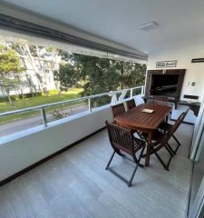 VENTA DE APARTAMENTO DE 2 DORMITORIOS EN MANSA CON PARRILLERO PROPIO EN MANSA PUNTA DEL ESTE
