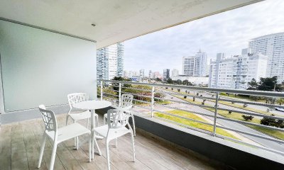 VENTA DE APARTAMENTO DE 2 SUITES EN EDIFICIO ALEXANDER BOULEVARD MANSA PUNTA DEL ESTE