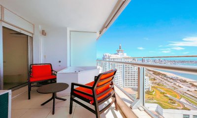 VENTA DE APARTAMENTO DE 2 DORMITORIOS EN MANSA EN EDIFICIO SEASONS TOWER PUNTA DEL ESTE