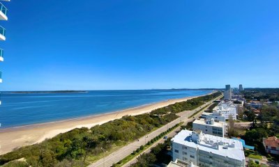 VENTA DE APARTAMENTO DE 2 SUITES EN EDIFICIO PARAMOUNT TOWER PUNTA DEL ESTE