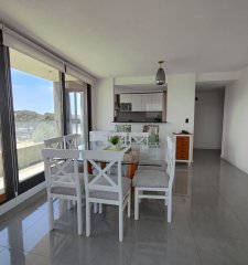 VENTA DE APARTAMENTO DE 2 DORMITORIOS EN EDIFICIO GAUDI PUNTA DEL ESTE