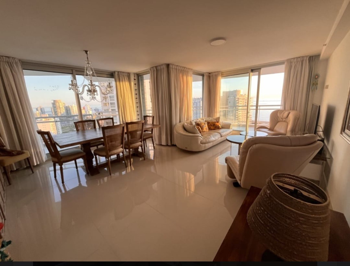 Venta de Apartamento en Edificio Sunrise Punta del Este 3 Suites