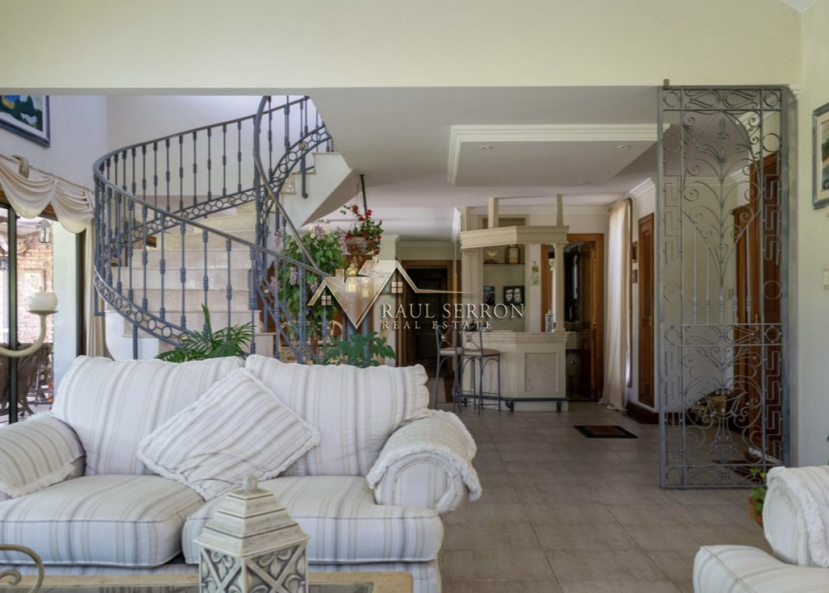 Casa ID.3531 - CASA EN VENTA Y ALQUILER TEMPORAL DE 5 DORMITORIOS EN SUITE Y DEPENDENCIA DE SERVICIO