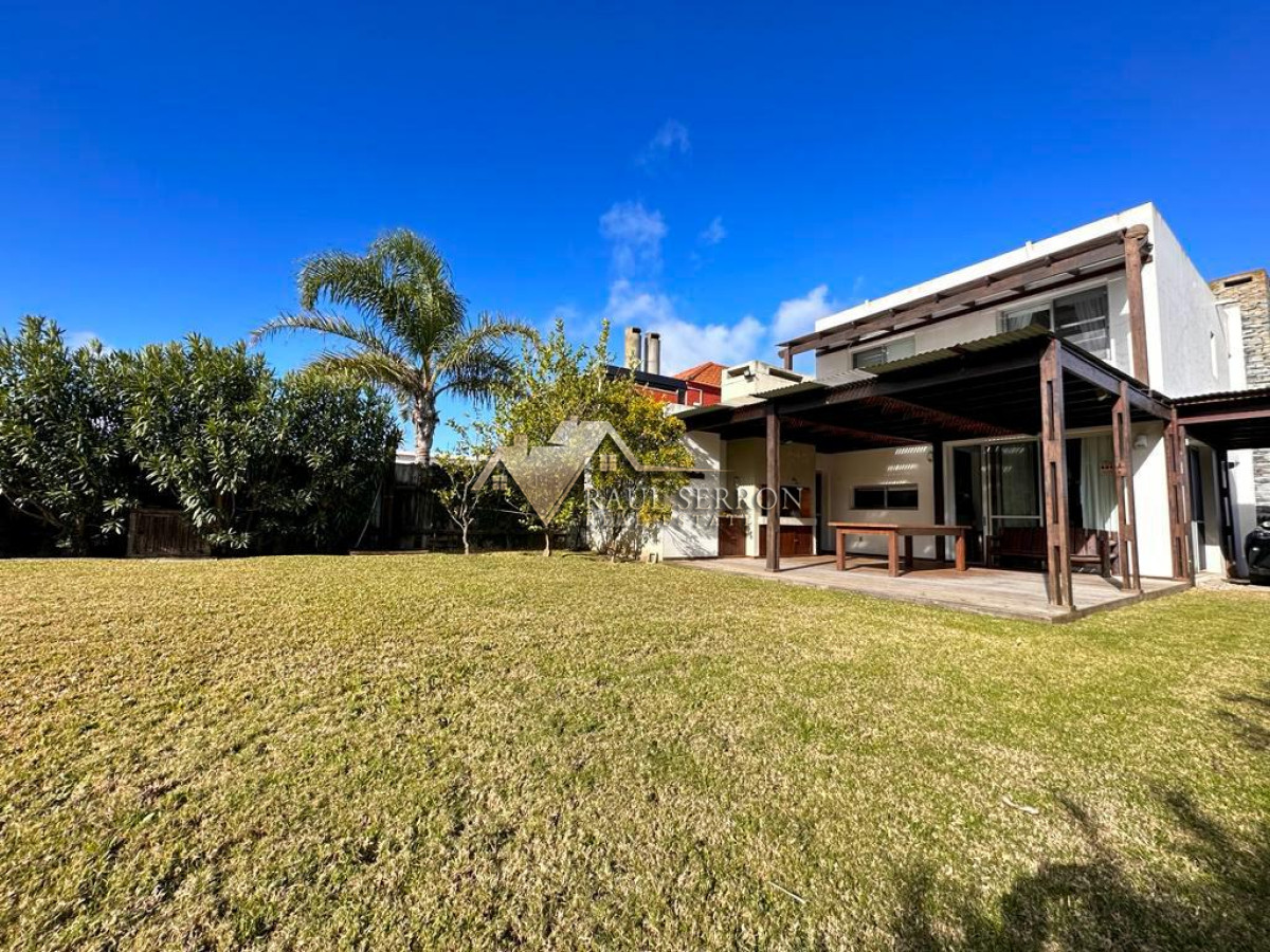 Casa ID.2899 - CASA EN MONTOTA UBICADA A METROS MAR EN VENTA DE 3 DORMITORIOS 