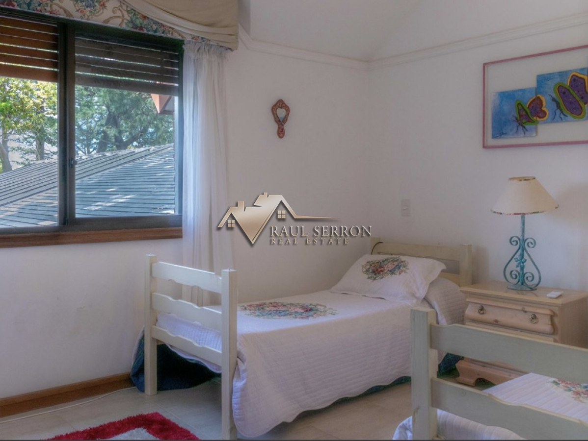 Casa ID.3531 - CASA EN VENTA Y ALQUILER TEMPORAL DE 5 DORMITORIOS EN SUITE Y DEPENDENCIA DE SERVICIO