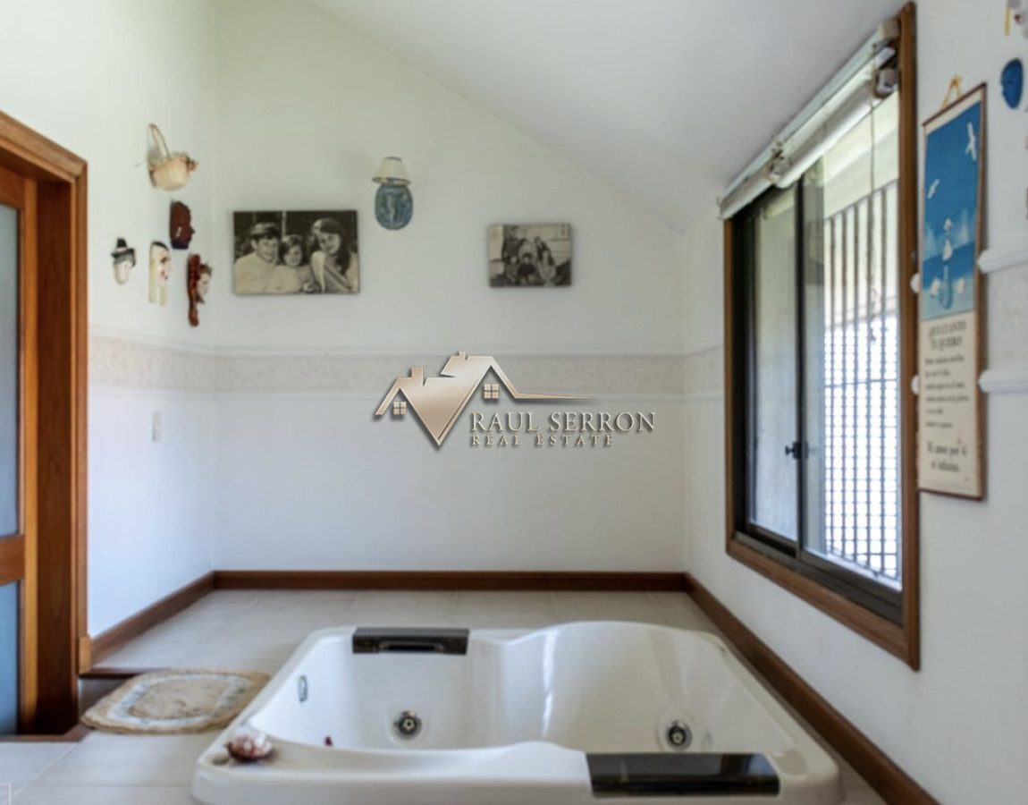 Casa ID.3531 - CASA EN VENTA Y ALQUILER TEMPORAL DE 5 DORMITORIOS EN SUITE Y DEPENDENCIA DE SERVICIO
