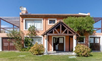 Venta y Alquiler de casa de 5 dormitorios Montoya la Barra