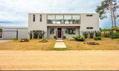 VENTA DE CASA DE 5 DORMITORIOS EN BURNETT PUNTA DEL ESTE