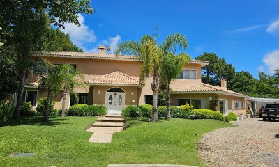 VENTA DE CASA DE 5 DORMITORIOS EN BARRIO PRIVADO LA ARBOLADA PUNTA DEL ESTE