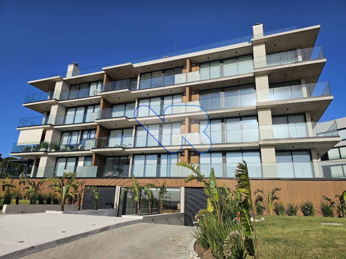 Apartamento ID.210 - Alquiler Anual 2 dormitorios 2 baños - con Garage y Amenties ,  Punta del Este,  Edificio Nuevo Frente al Mar