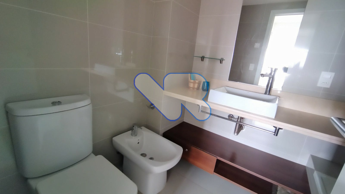 Apartamento ID.100 - Vendo apartamento  playa Brava 2 dormitorios, 2 baños, ed. con buenos Amenities Punta del este