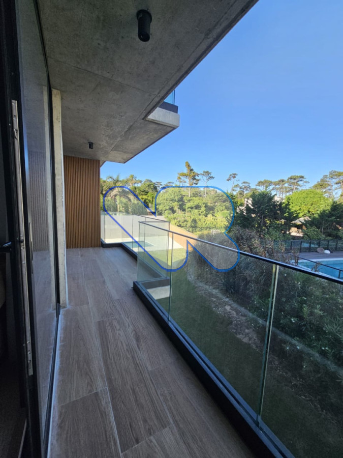 Apartamento ID.210 - Alquiler Anual 2 dormitorios 2 baños - con Garage y Amenties ,  Punta del Este,  Edificio Nuevo Frente al Mar