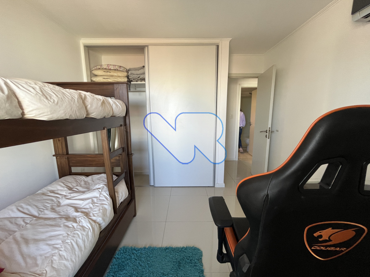 Apartamento ID.176 - Vendo apartamento bien ubicado en Punta del Este dos dormitorios y dos baños, terraza con parrillero
