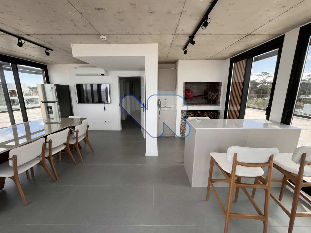 Apartamento ID.210 - Alquiler Anual 2 dormitorios 2 baños - con Garage y Amenties ,  Punta del Este,  Edificio Nuevo Frente al Mar