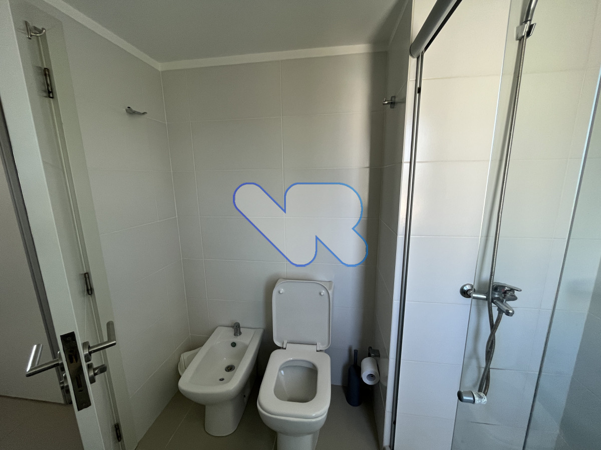 Apartamento ID.176 - Vendo apartamento bien ubicado en Punta del Este dos dormitorios y dos baños, terraza con parrillero