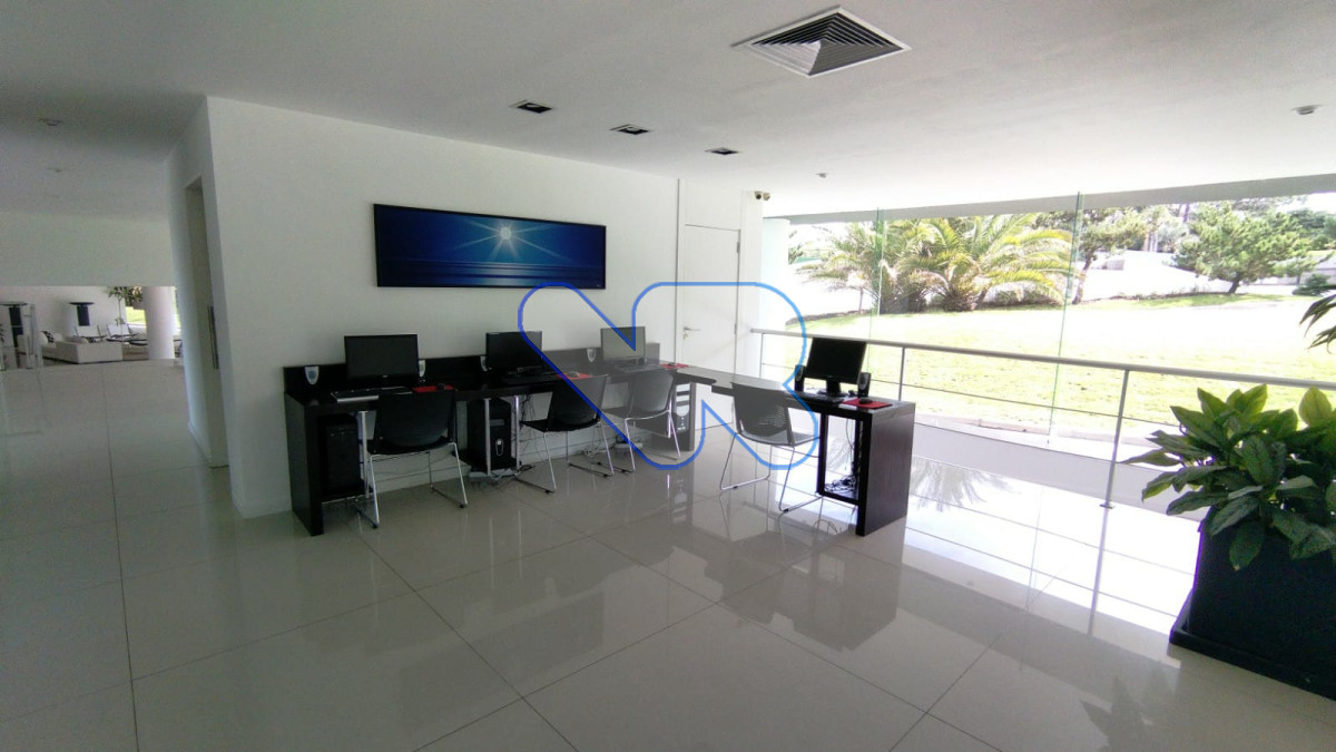 Apartamento ID.107 - Vendo Apartamento Punta del Este 3 dormitorios en suite, piscina climatizada con terraza parrillero