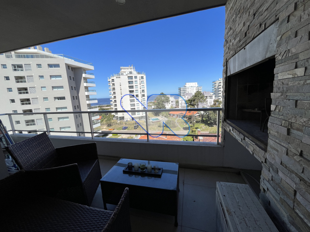 Apartamento ID.176 - Vendo apartamento bien ubicado en Punta del Este dos dormitorios y dos baños, terraza con parrillero
