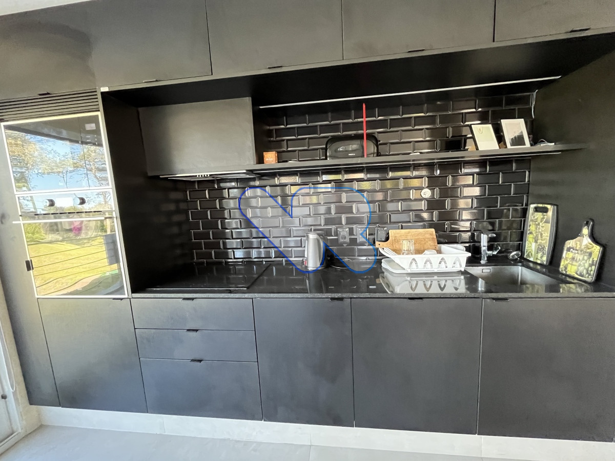 Apartamento ID.10 - VENDO Apartamento De Diseño,  amplio y moderno 3 Dormitorios En Suite, Amplio Con Parrillero, 2 Garage  Playa mansa , Punta del este