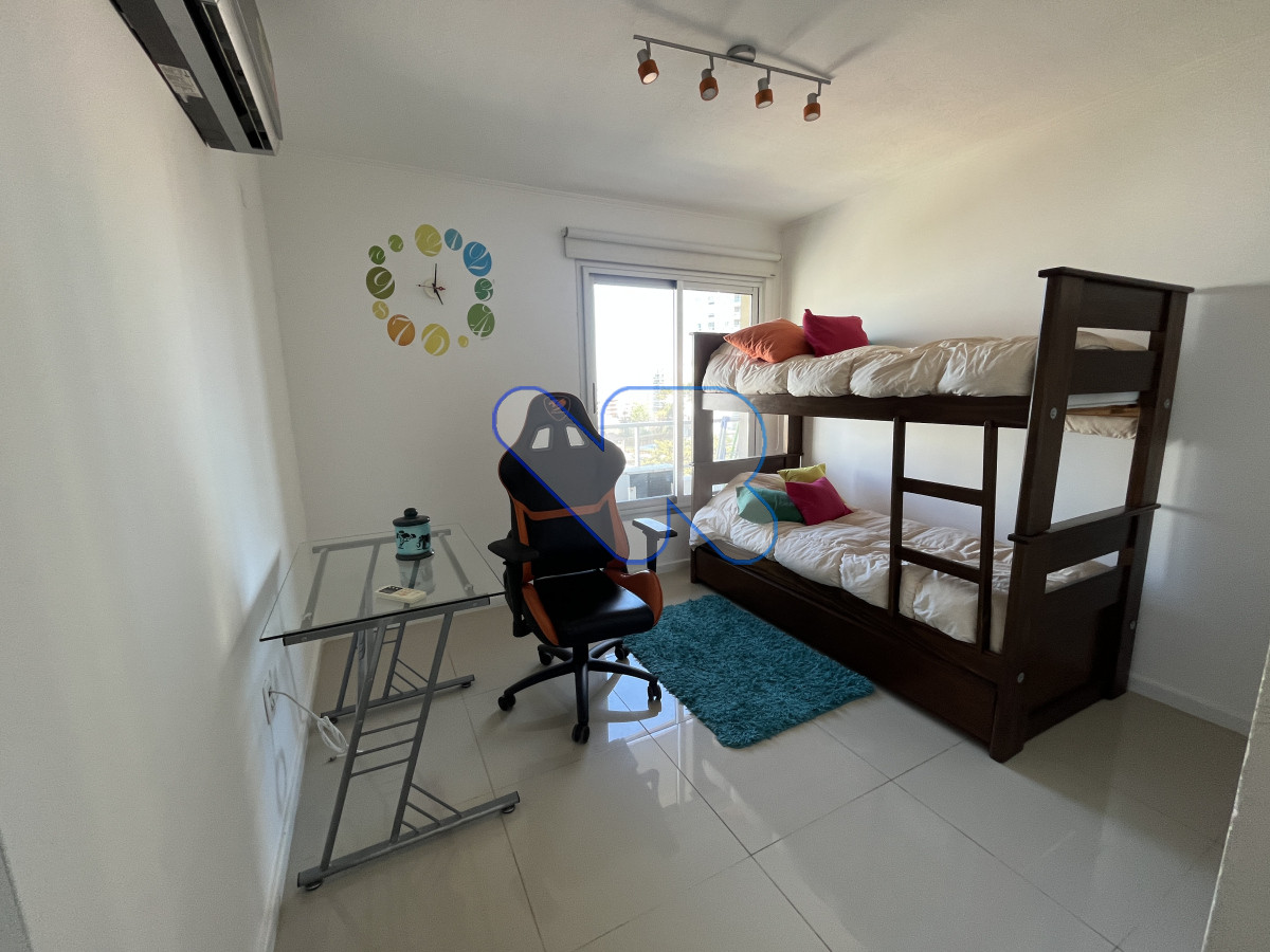 Apartamento ID.176 - Vendo apartamento bien ubicado en Punta del Este dos dormitorios y dos baños, terraza con parrillero