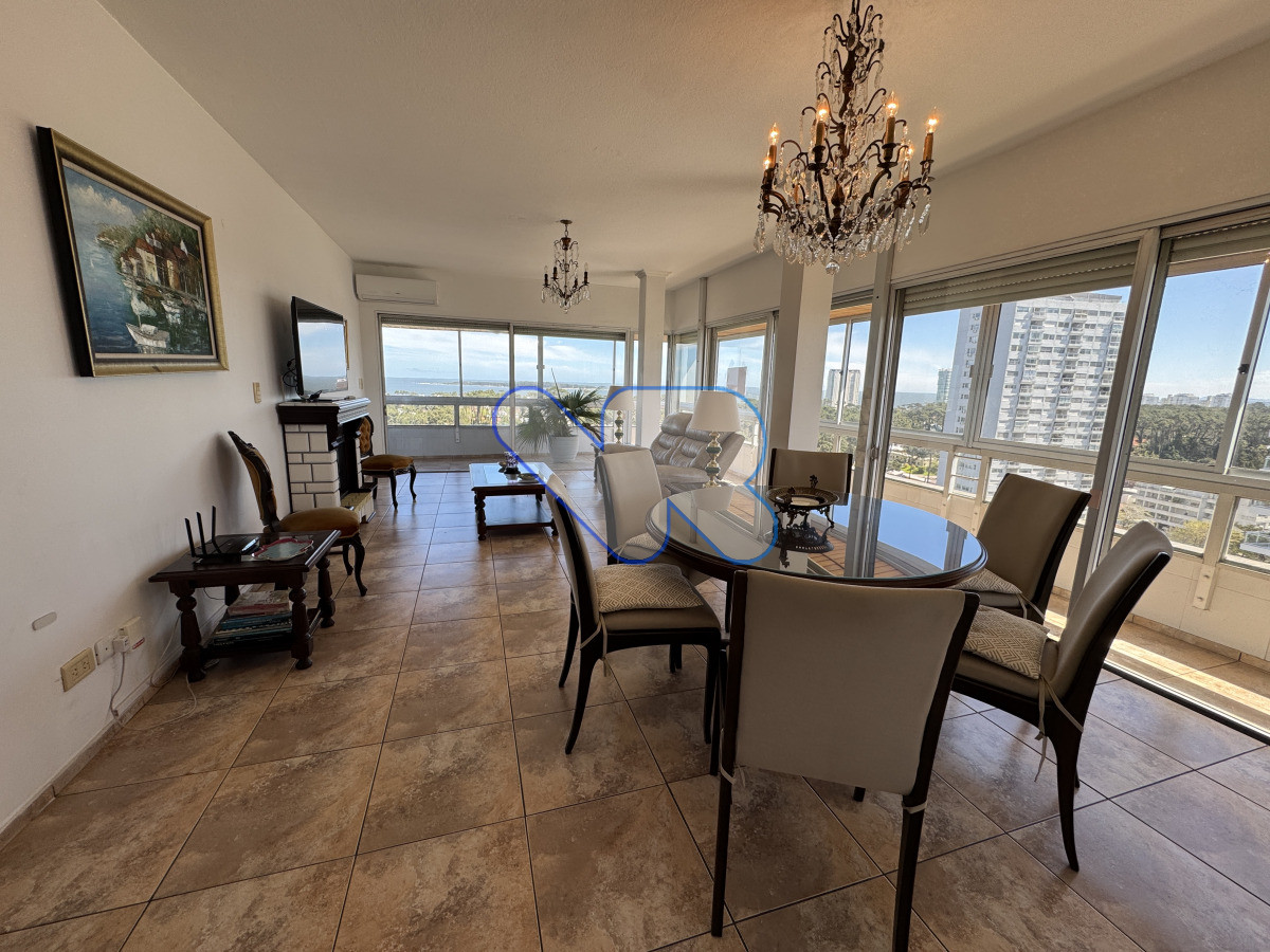 Apartamento ID.194 - Venta de Apartamento 2 dormitorios, 2 baños en Punta del Este - Parada 14 Roosevelt