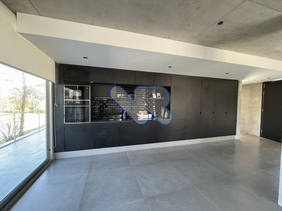 Apartamento ID.10 - VENDO Apartamento De Diseño,  amplio y moderno 3 Dormitorios En Suite, Amplio Con Parrillero, 2 Garage  Playa mansa , Punta del este