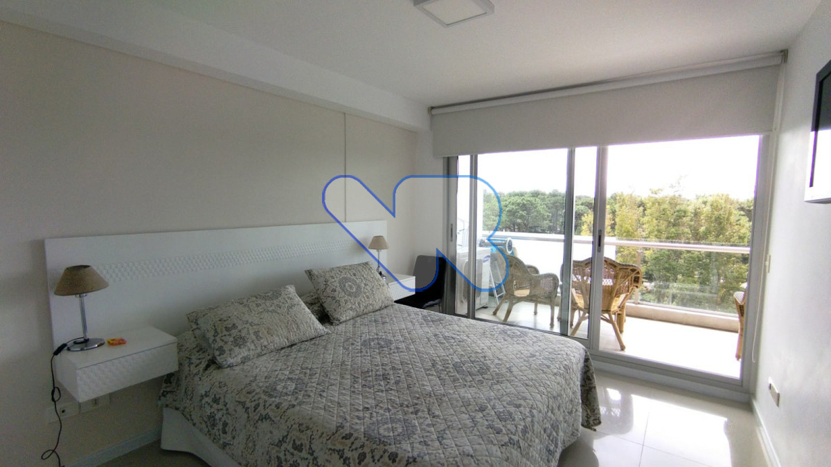 Apartamento ID.100 - Vendo apartamento  playa Brava 2 dormitorios, 2 baños, ed. con buenos Amenities Punta del este