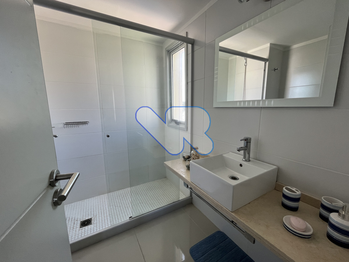 Apartamento ID.176 - Vendo apartamento bien ubicado en Punta del Este dos dormitorios y dos baños, terraza con parrillero